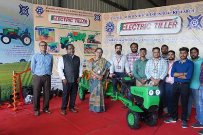 Dr N Kalaiselvi, DG, CSIR, Dr N C Murmu, Director, CSIR-CMERI and staff at the Electric Tiller launch